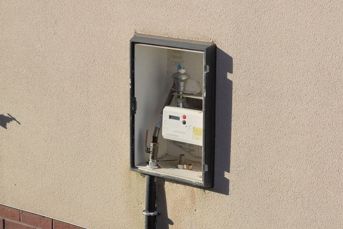 Plynoměr ve skříni na fasádě domu s hlavním uzávěrem